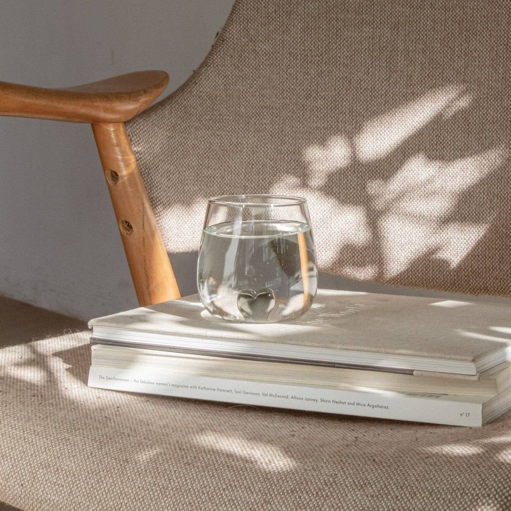 Zwart drinkglas met hartfiguur