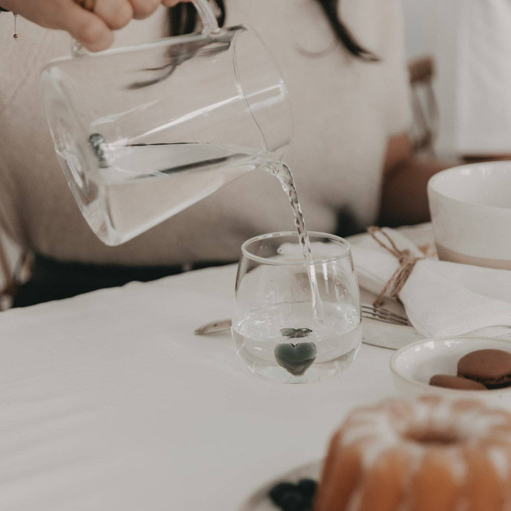 Zwart drinkglas met hartfiguur