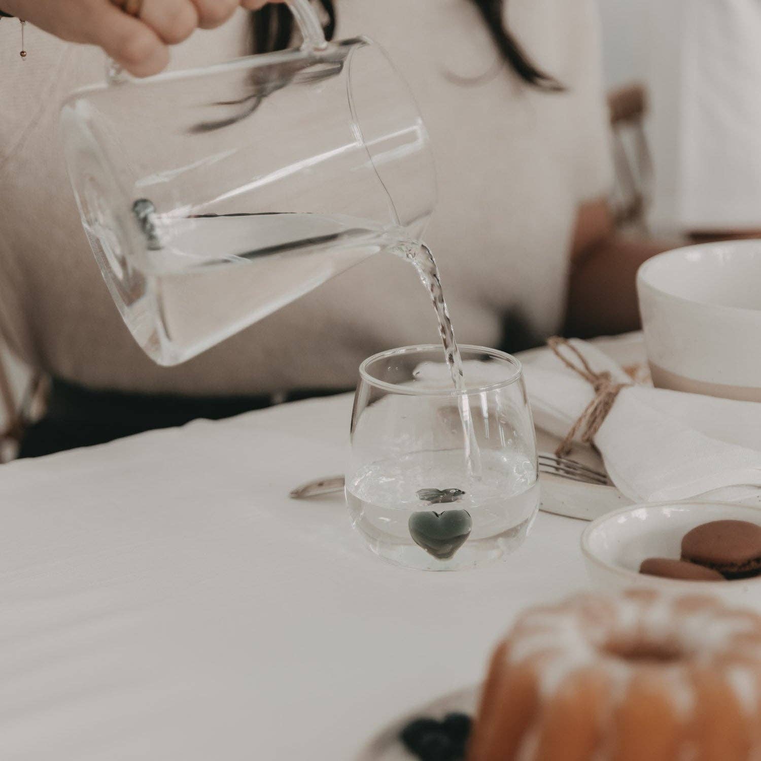 Zwart drinkglas met hartfiguur