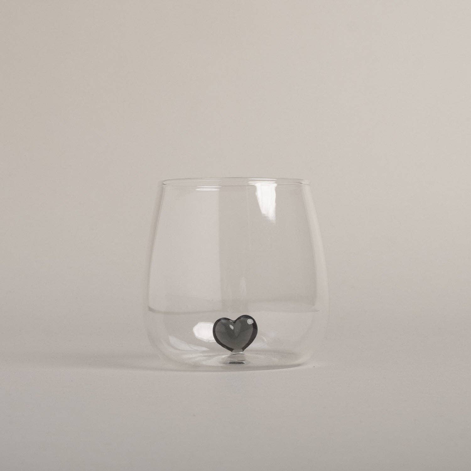 Zwart drinkglas met hartfiguur