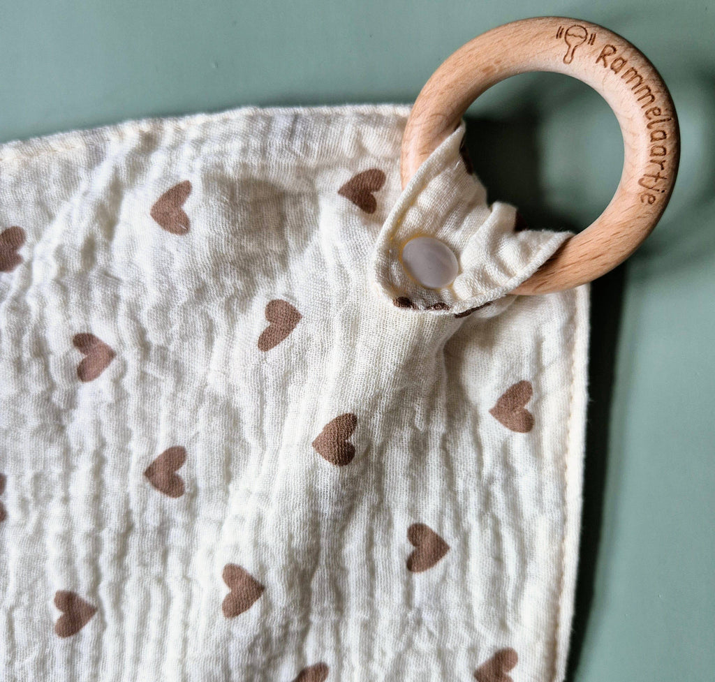 Knuffeldoekje met beuken bijtring - Hartjes
