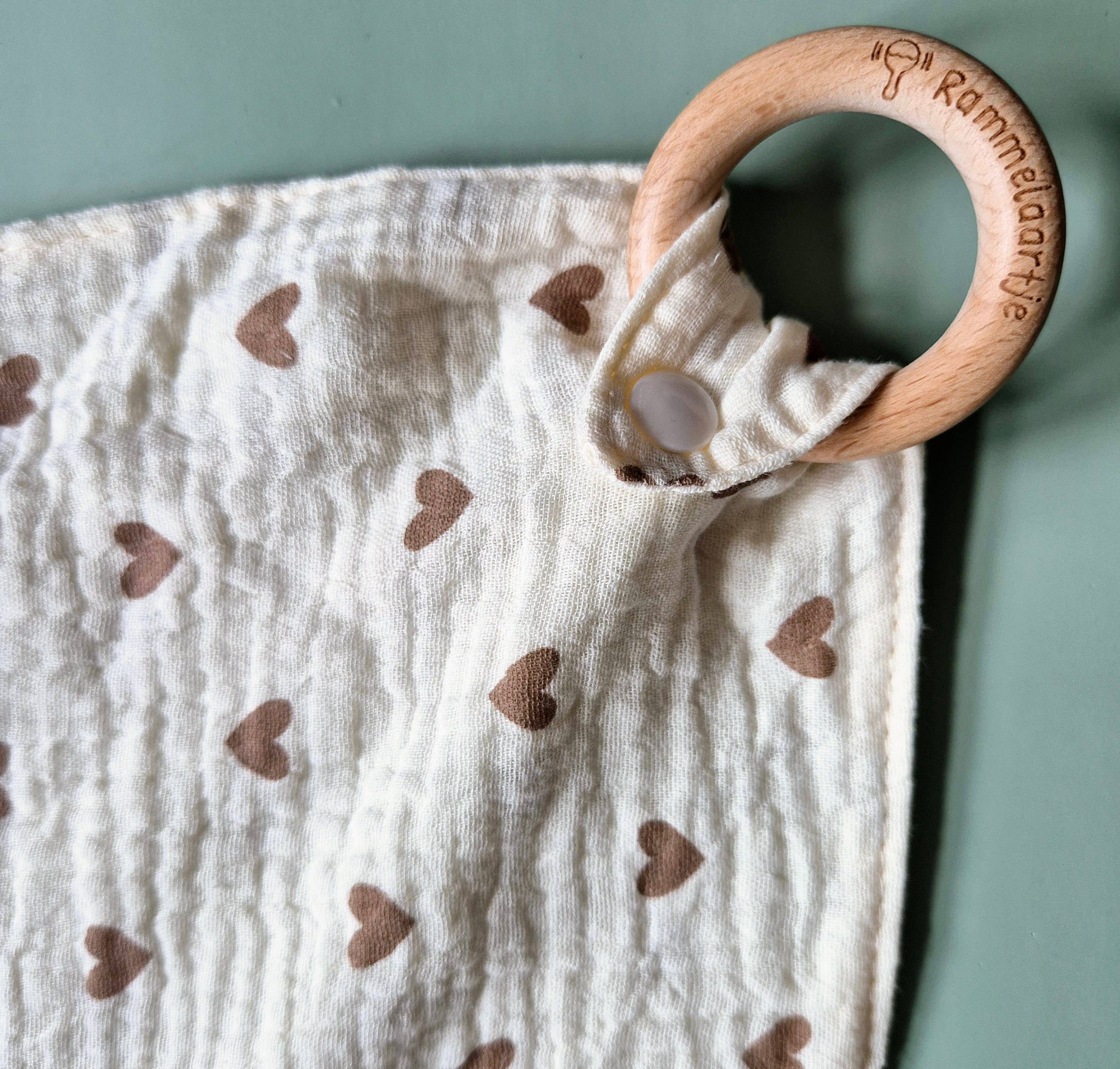 Knuffeldoekje met beuken bijtring - Hartjes