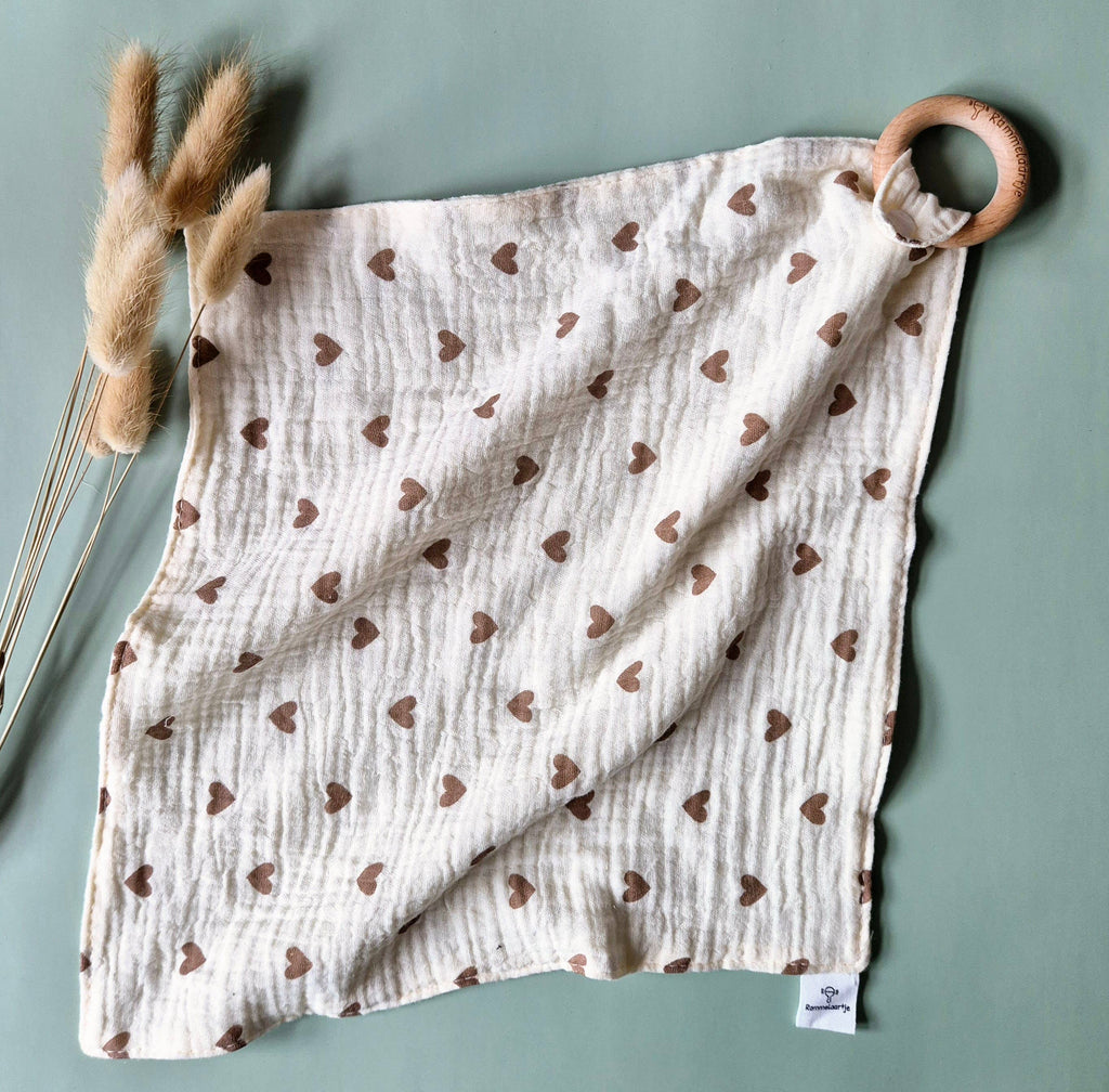 Knuffeldoekje met beuken bijtring - Hartjes