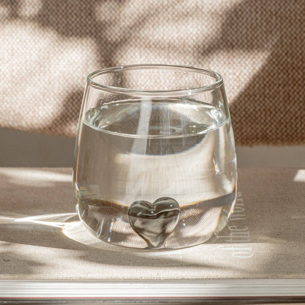 Zwart drinkglas met hartfiguur