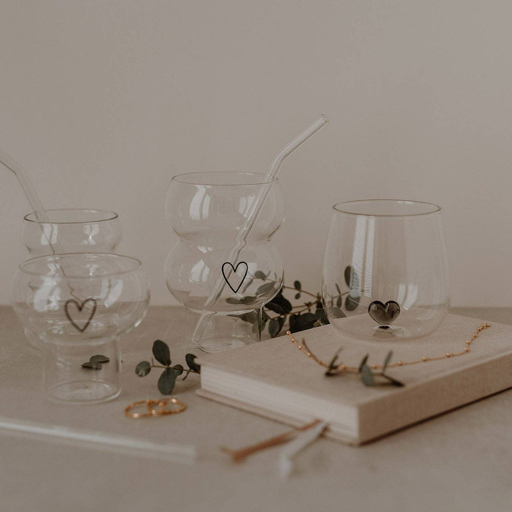 Zwart drinkglas met hartfiguur