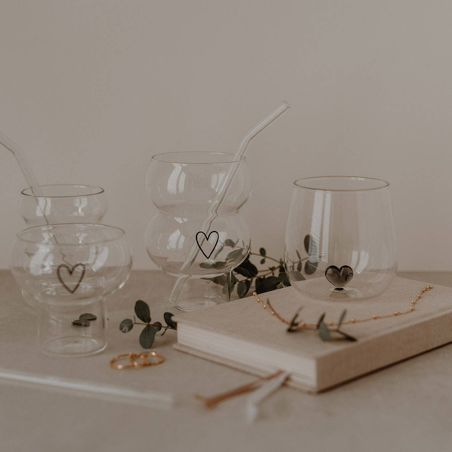 Zwart drinkglas met hartfiguur